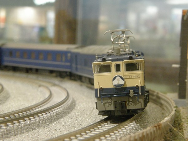 トミックスの「EF66形」と KATOの「EF65-1000形」を並べてみまし