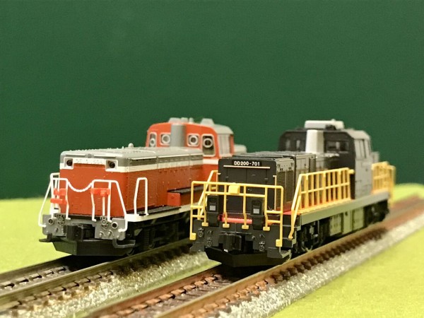 トミックスの「DD200-700」と KATOの「DE10形」を並べてみました