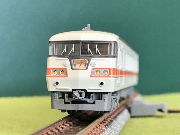 KATOの「185系・旧製品」と、マイクロエースの「117系」を並べてみまし