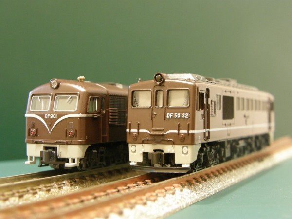 トミックス「DF50形・ブラウン」を、他の機関車と並べてみました