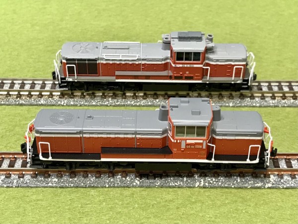 KATOの「DE10形」と、マイクロエースの「DE11-1091タイプ」を並べてみ