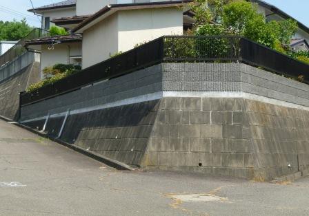擁壁上 グサグサに壊れた無筋基礎の建物修復 建物修復支援ネットワーク