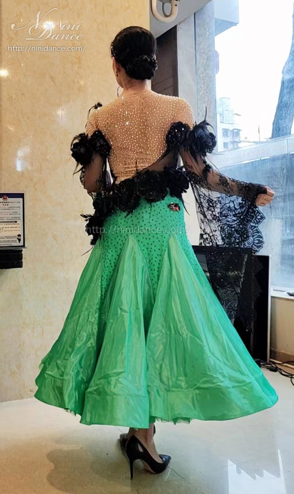 D981レース袖の緑と黒の露出控えめのモダンドレス : 社交ダンスウェア