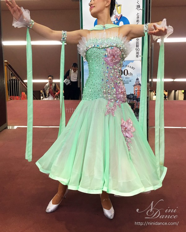 D675儚げグリーンに華やか刺繍が美しいモダンドレス : 社交ダンス