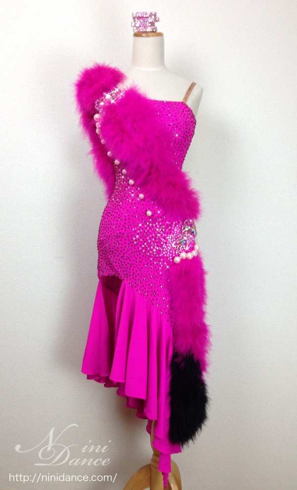 D101存在感あるファー付き鮮やかピンクのラテンドレス : 社交ダンス 