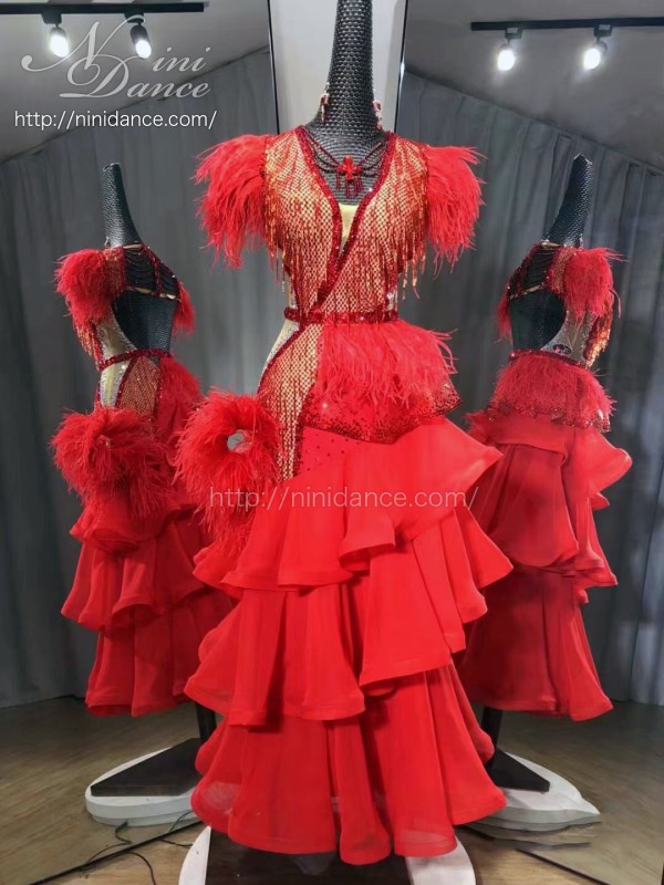 D969躍動感ある羽根とティアードスカートの赤モダンドレス : 社交