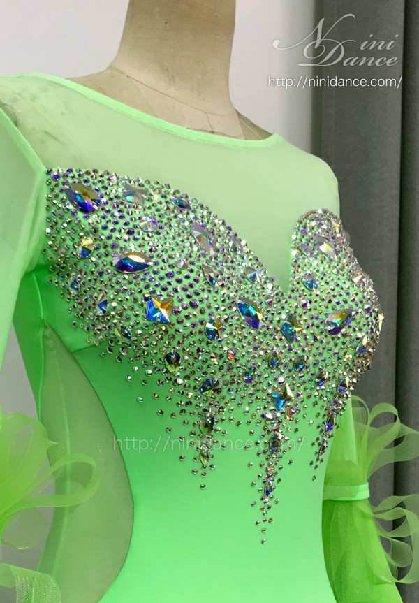 スタンダードドレス ブルーストレッチサテンにモチーフ❣️裾羽根パープル❣️Mサイズ スタンダードドレス ブルーストレッチサテンにモチーフ❣️裾