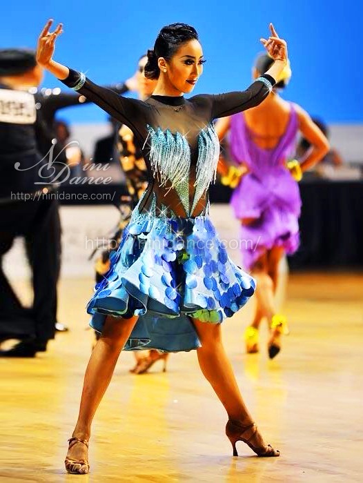 社交ダンス　ラテン競技会用、踊るドレス、目立ちます！
