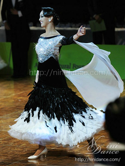 D261プロ世界ファイナリストの白黒羽裾スポンサードレス : 社交ダンス 