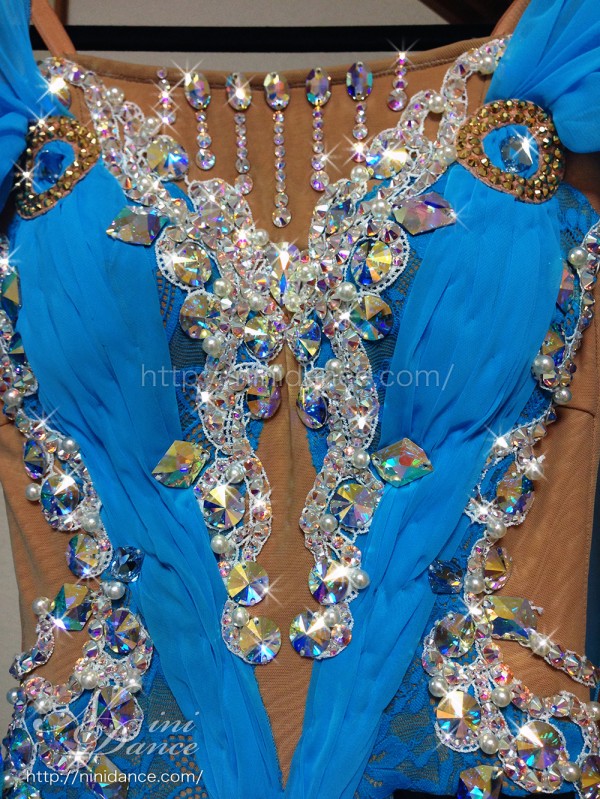 D333ドレープがきいたフロートが踊る水色モダンドレス : 社交ダンス