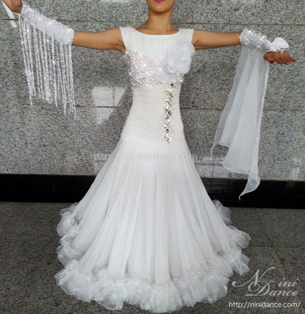 ストーンがびっしりホワイトビーズ装飾ラテンダンスドレス