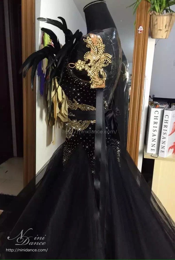 D431大きな羽飾りがゴージャスな黒×金のモダンドレス : 社交 D431大きな羽飾りがゴージャスな黒×金のモダンドレス : 社交