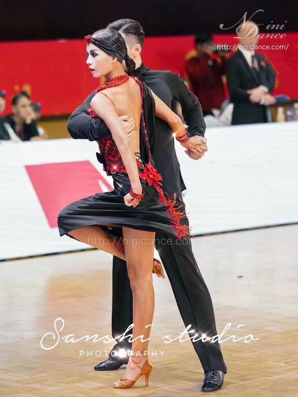 D900赤い薔薇飾りで煌めく黒いラテンドレス : 社交ダンスウェアNiniDance