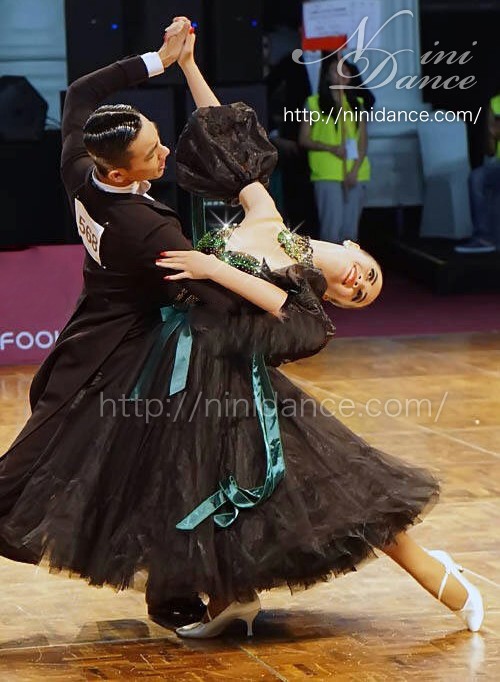 D249パフスリーブと緑サテンリボンの黒モダンドレス : 社交ダンス 