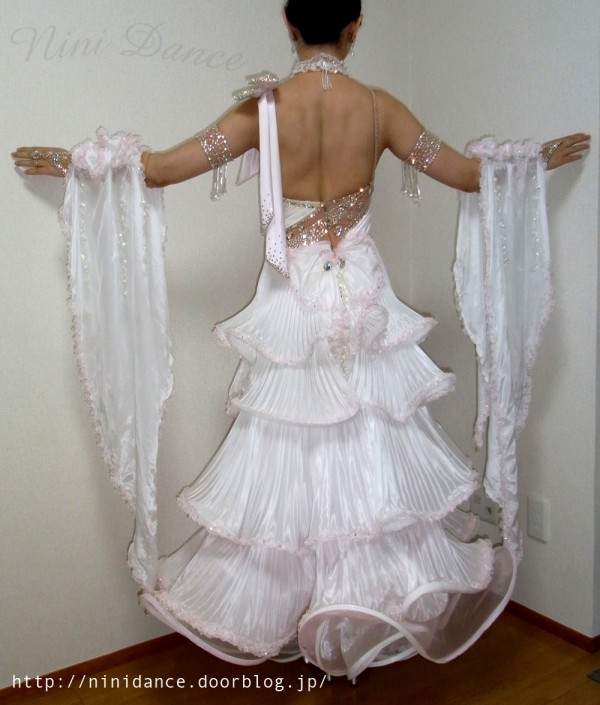 D005大変美しいお姫様スタイルの白いモダンドレス : 社交ダンスウェア 