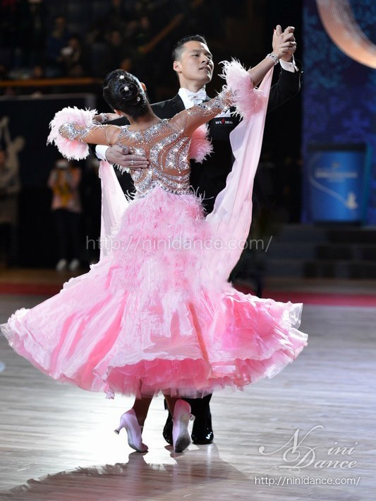 D478背中の装飾が豪華な羽根付きピンクモダンドレス : 社交ダンス 