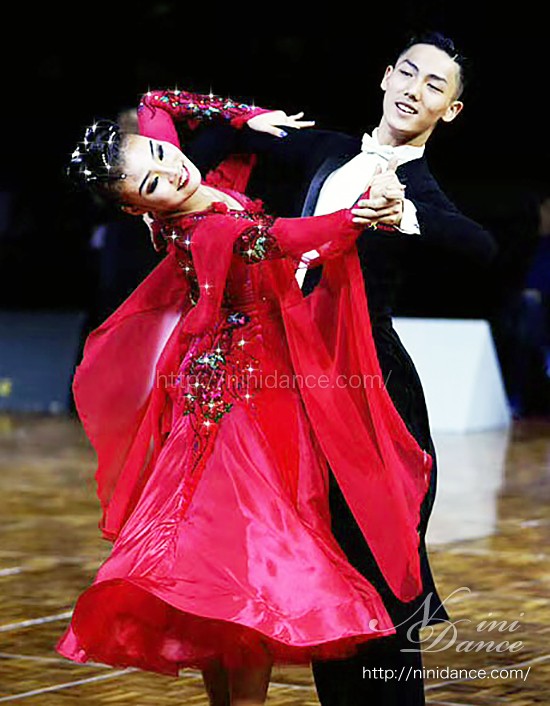 D815華やかな薔薇刺繍モチーフの赤いモダンドレス : 社交ダンスウェア 