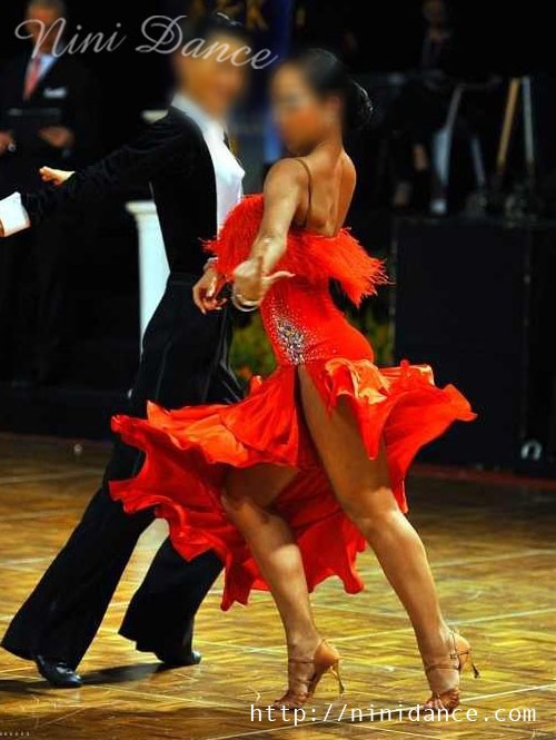 D023胸元にオーストリッチをあしらった赤ラテンドレス : 社交ダンス