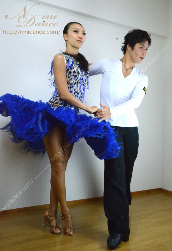 D112豹柄に竹ビーズと青いオーストリッチのラテンドレス : 社交ダンス 