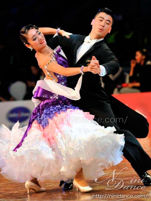 D404ティアードフリルスカートの豪華な紫白モダンドレス : 社交ダンス