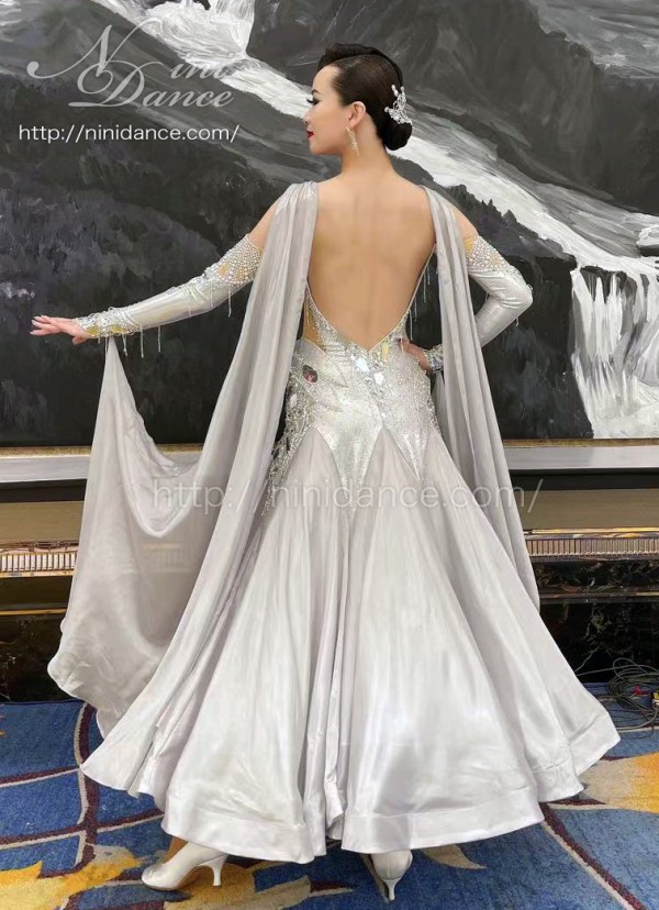 社交ダンス★新作★パーティー★レッスン★オリジナル★ドレス★メタリックシルバー D950貴族的な気品が溢れるシルバーカラーのモダンドレス : 社交ダンス