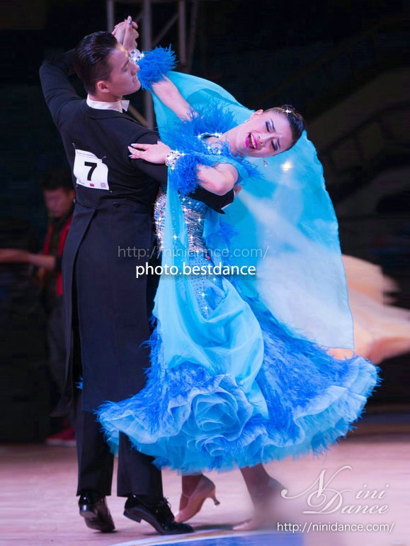 水色グラデーション パール フラワー 社交ダンス ボールルームドレス 水色グラデーション パール フラワー 社交ダンス ボールルームドレス