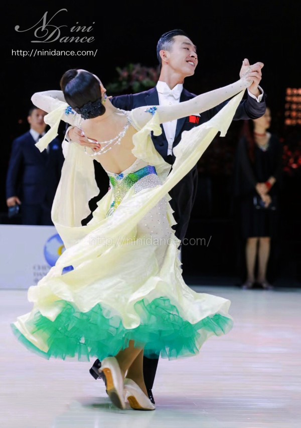 D871艷やかシャンパンカラーサテンシフォンのモダンドレス : 社交