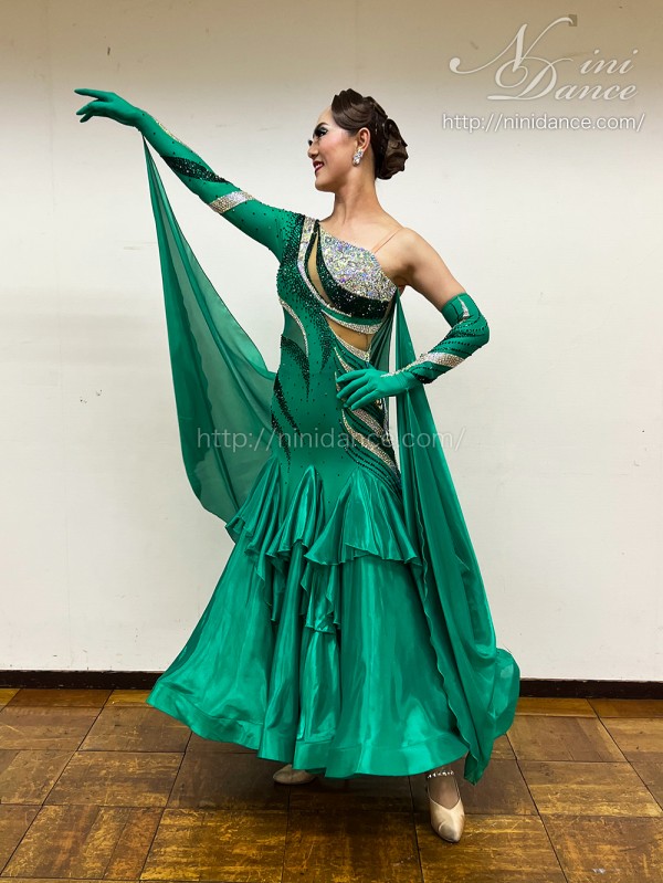 D1053大人の魅力を魅せる緑のモダンドレス : 社交ダンスウェアNiniDance