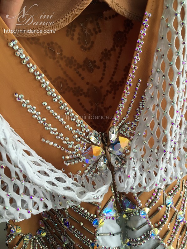 ダンスパーティーにオススメ！個性派ドレス★競技会や発表会、デモにも最適✨ DA064プロ世界ファイナリストのデモ用白いモダンドレス : 社交ダンス