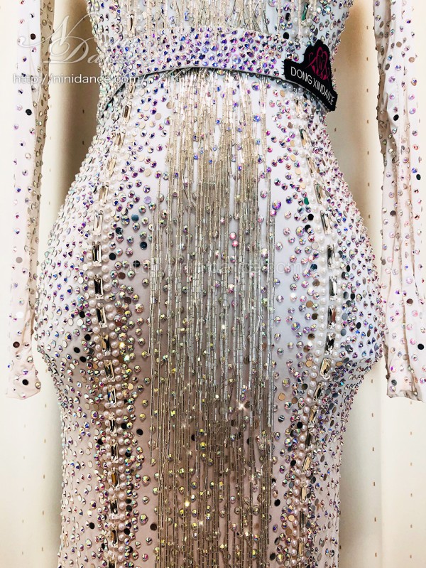 D782流れる竹ビーズが美しい清楚感あふれる白ラテンドレス : 社交