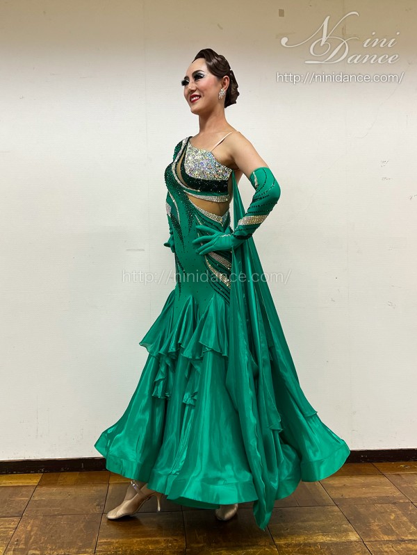 D大人の魅力を魅せる緑のモダンドレス : 社交ダンスウェアNiniDance