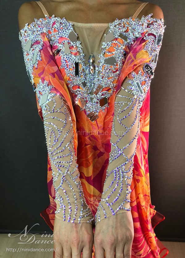 D765紅葉色彩のオーラで魅せる秋風情のモダンドレス : 社交ダンス