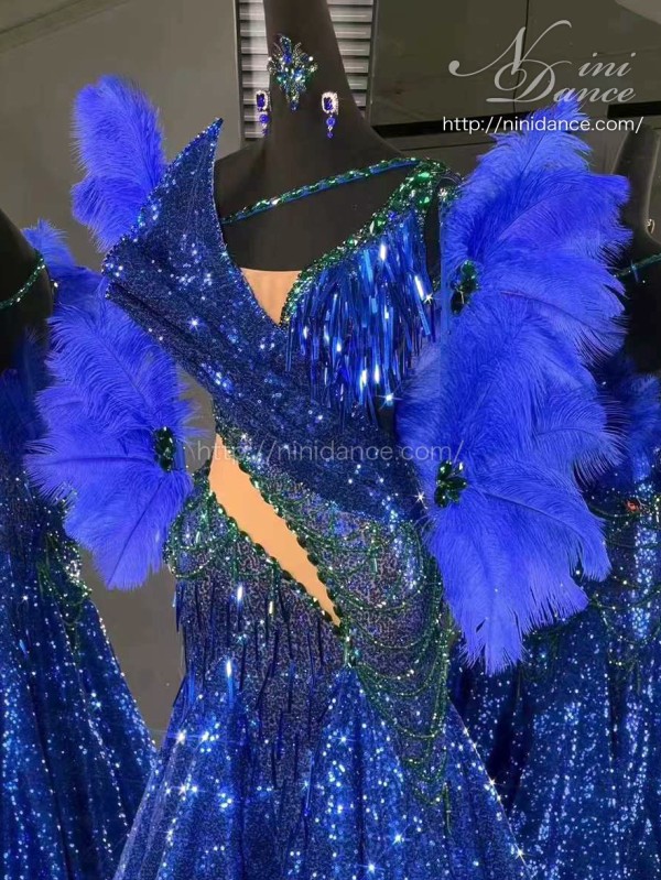 D1046スパンコール生地が輝く羽根付ブルーのモダンドレス : 社交ダンス 