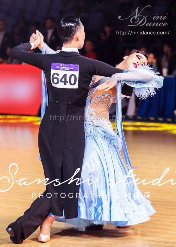 D793ふわ羽根とサテンシフォンのブルーベリーモダンドレス : 社交