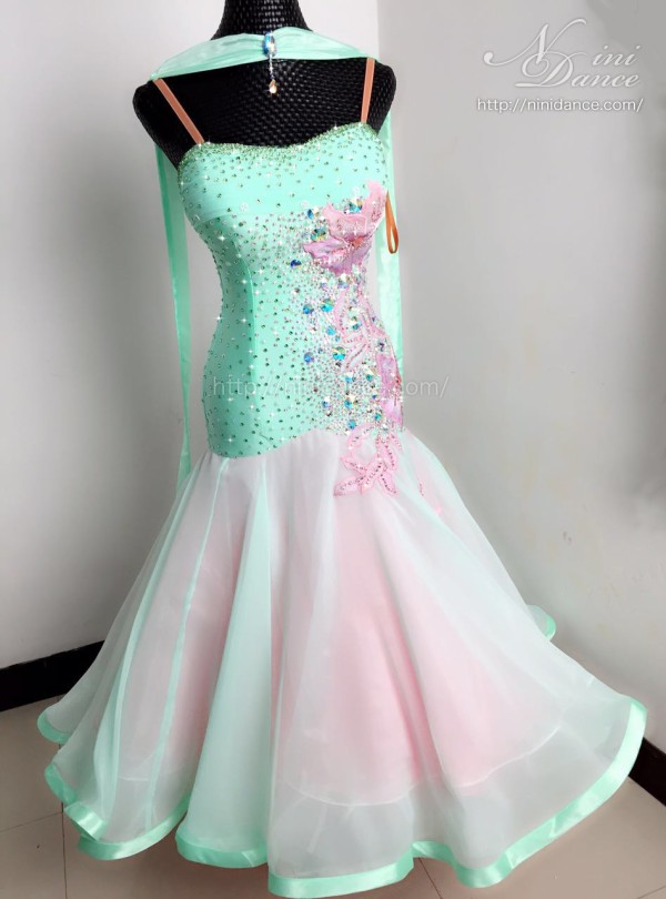 D675儚げグリーンに華やか刺繍が美しいモダンドレス : 社交ダンス