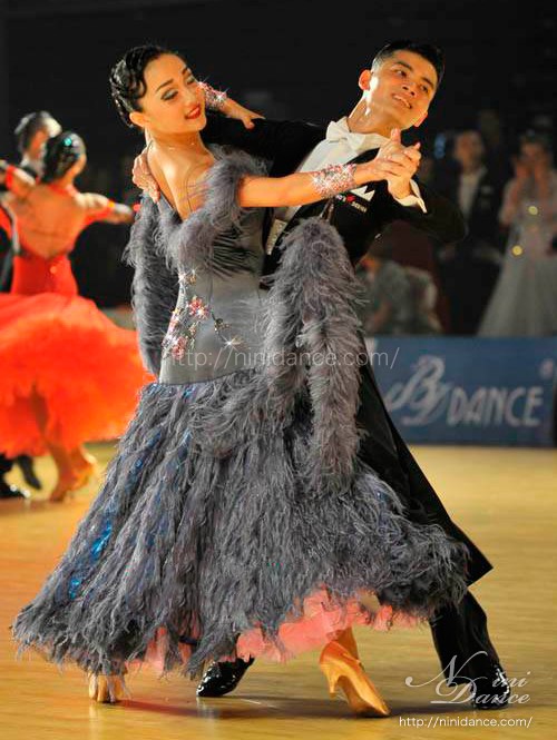 人気ブランドバ40代 D483鳥花装飾が美しい羽根のヘマタイトモダンドレス : 社交ダンスウェアNiniDance 社交ダンス