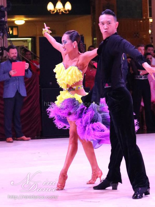 D548フリルとオーストリッチ羽根裾の黄紫ラテンドレス : 社交ダンス