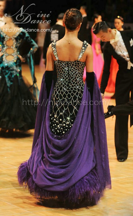 D207鱗のような石装飾で豪華な羽根付き紫モダンドレス : 社交ダンス