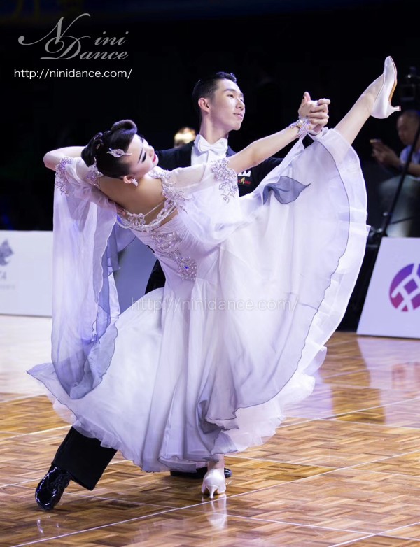 D863ふんわり舞うピュアな白黒グラデーションモダンドレス : 社交