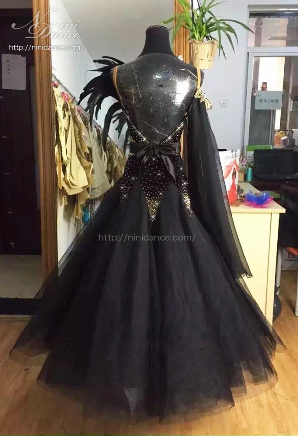 D431大きな羽飾りがゴージャスな黒×金のモダンドレス : 社交