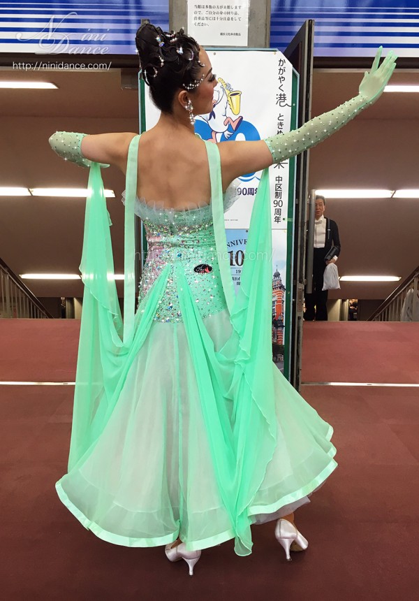 D675儚げグリーンに華やか刺繍が美しいモダンドレス : 社交ダンス