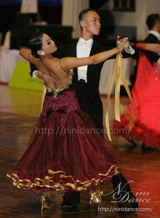 D313ワインレッドのベロアに金装飾が豪華なモダンドレス : 社交ダンス ...