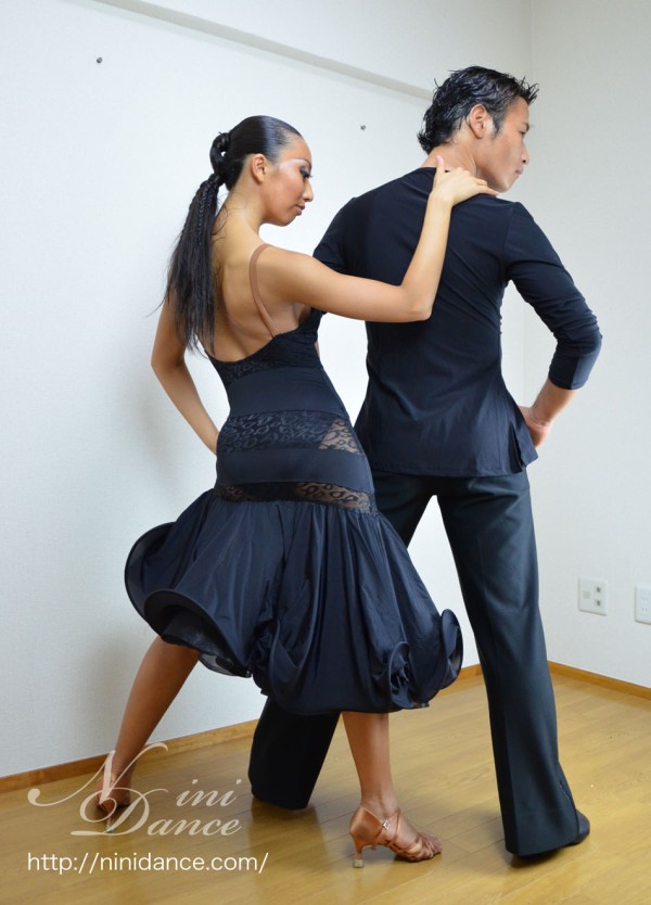 LP007裾ボリュームたっぷりな石なし黒ラテンドレス : 社交ダンスウェア 