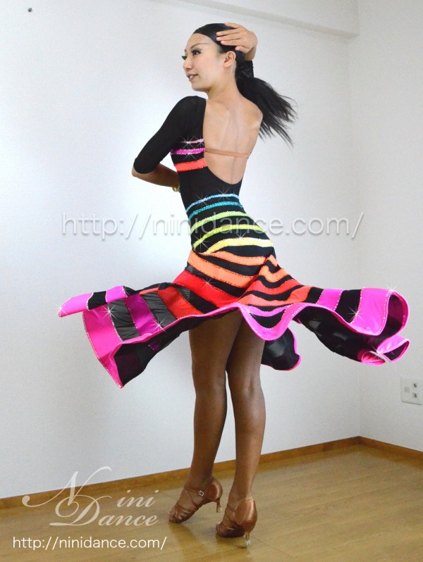 D127全円裾が広がるレインボーボーダーラテンドレス : 社交ダンス