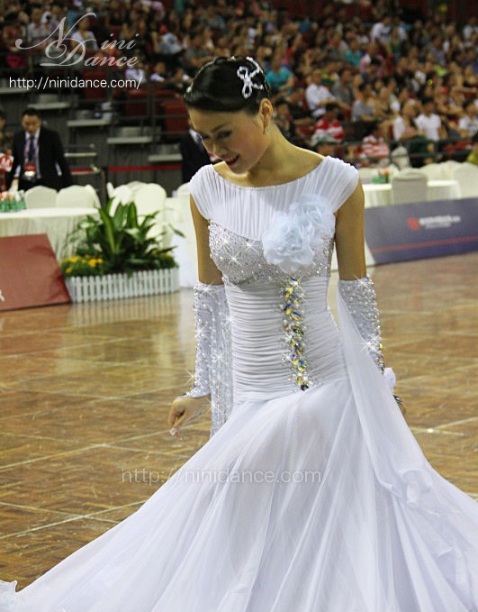 D204パールとストーンチェーン飾りの純白なモダンドレス : 社交ダンス