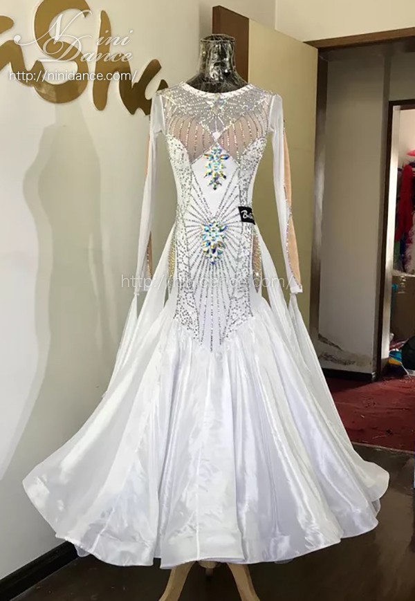 中古モダンドレス(海外製) Sサイズ モデル身長145cm 中古モダンドレス(海外製ブランド) Sサイズ モデル身長145cm