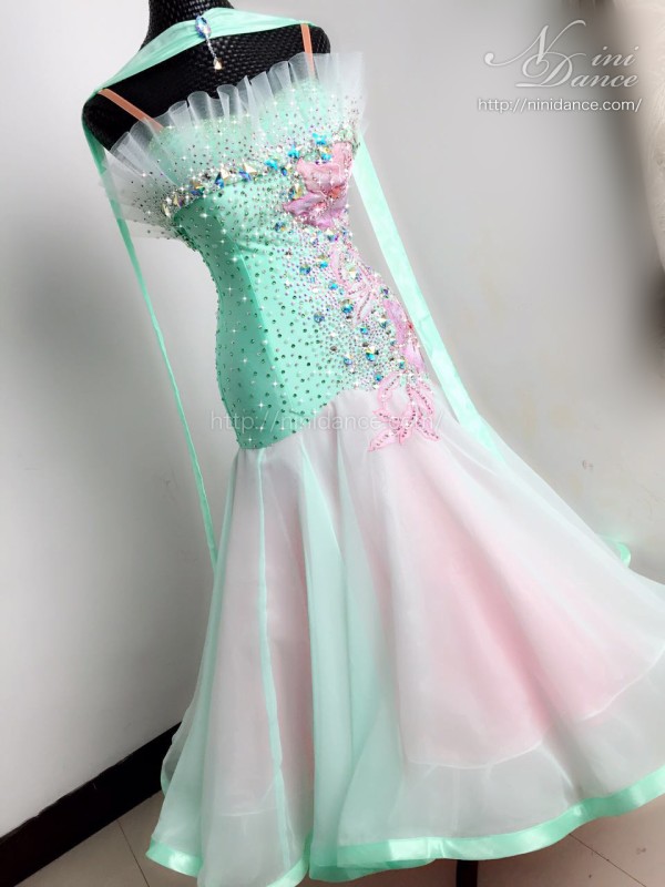 D675儚げグリーンに華やか刺繍が美しいモダンドレス : 社交ダンス