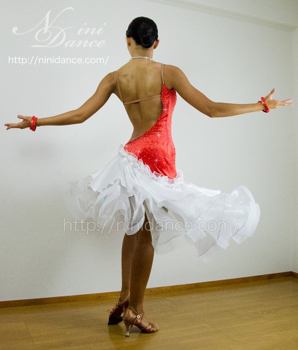 D016ボディラインを演出する赤と白のラテンドレス : 社交ダンスウェア 