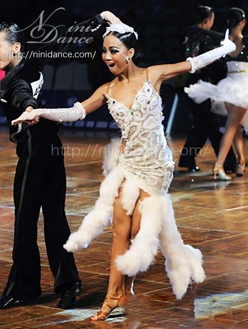 D293手袋付き羽根が踊る白フリルラテンドレス : 社交ダンスウェアNiniDance