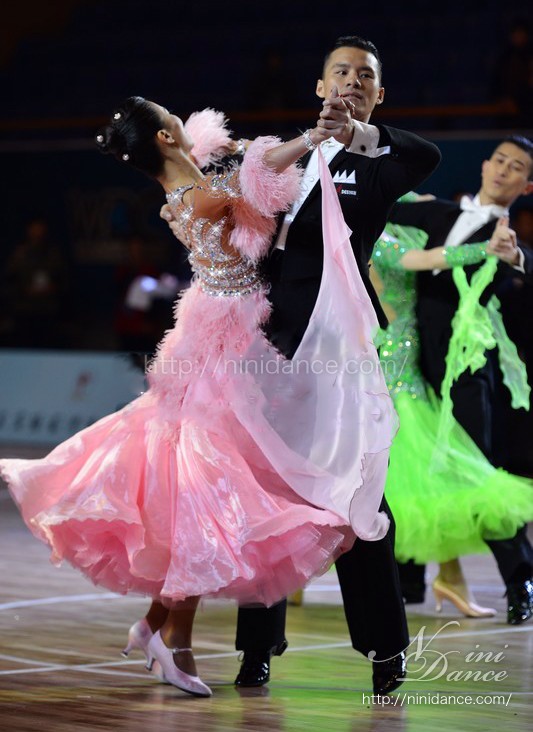 D478背中の装飾が豪華な羽根付きピンクモダンドレス : 社交ダンス